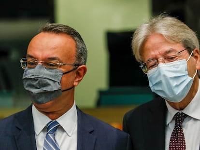 A la izquierda, el ministro griego de Economía, Christos Staikouras, con el comisario de Economía, Paolo Gentiloni.