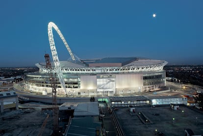 Con una capacidad para 90.000 personas y sede del equipo nacional de fútbol del Reino Unido, el de Wembley es uno de los estadios cubiertos más grandes del mundo. Norman Foster (<a href="http://www.fosterandpartners.com" rel="nofollow" target="_blank">www.fosterandpartners.com</a>) ideó además un gran arco de 133 metros de altura que se ilumina de noche y se puede ver desde Londres.