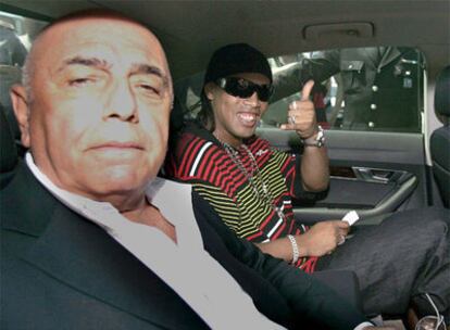 Galliani acompaña a Ronaldinho a su llegada a Milán.