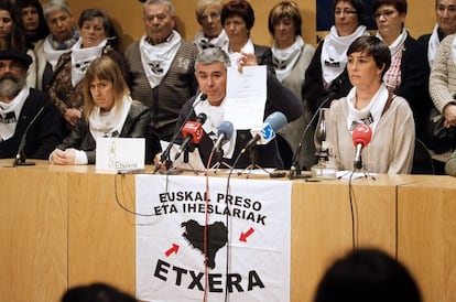 Los portavoces de la asociación de familiares de presos de ETA Etxerat, Urtzi Errazkin y Maider Alustiza, acompañados de otros miembros de la plataforma, este lunes en San Sebastián. 