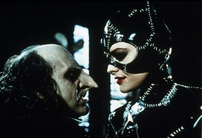 En 'Batman vuelve' (1992), Gotham se ve nuevamente amenazada por seres siniestros. El malo malísimo es esta vez un personaje marginal, Oscar Cobpelpot, más conocido como el pingüino (Danny de Vito). A este se le suma la bella y letal Catwoman (Michelle Pfeiffer). Keaton repite como hombre murciélago. La segunda de Burton desprende goticismo en cada escena.