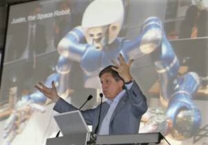 El profesor Ulrich Walter, astronauta Alemán, durante su conferencia inaugural del congreso de transferencia de tecnología aeroespacial que organiza la fundación INCYDE, esta tarde en la Zona Franca de Vigo.