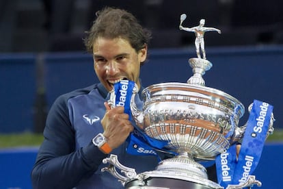 Esos claros entre las nubes, inalterables. Esas zonas sin césped, bien delimitadas. La media melena flotando entre sudor y cartón. Rafa, eres un héroe.