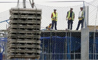 Trabajadores en una obra en el barrio de Tres Olivos de Madrid.