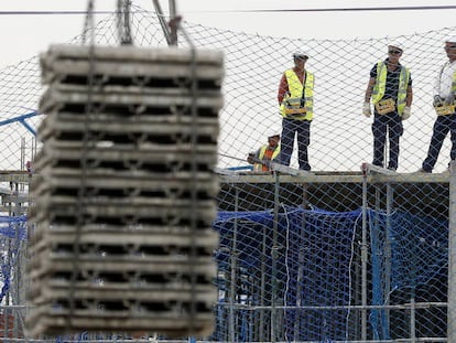 Trabajadores en una obra en el barrio de Tres Olivos de Madrid.