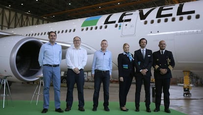 El president de Level, Willie Walsh, amb representants de Level i Vueling.