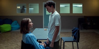 Escena de la serie 'Adolescencia' en la que Jamie Miller, de 13 años, conversa con la psicóloga Briony Ariston