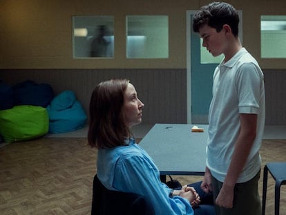 Escena de la serie 'Adolescencia' en la que Jamie Miller, de 13 años, conversa con la psicóloga Briony Ariston