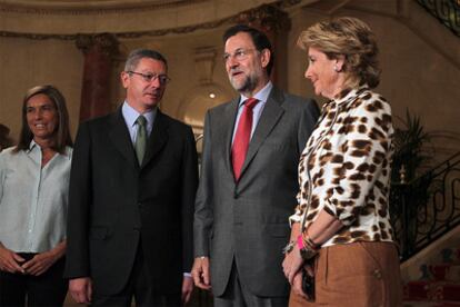 Ruiz-Gallardón, junto a Rajoy y la presidenta de la Comunidad, Esperanza Aguirre, durante el desayuno informativo de Fórum Nueva Economía.