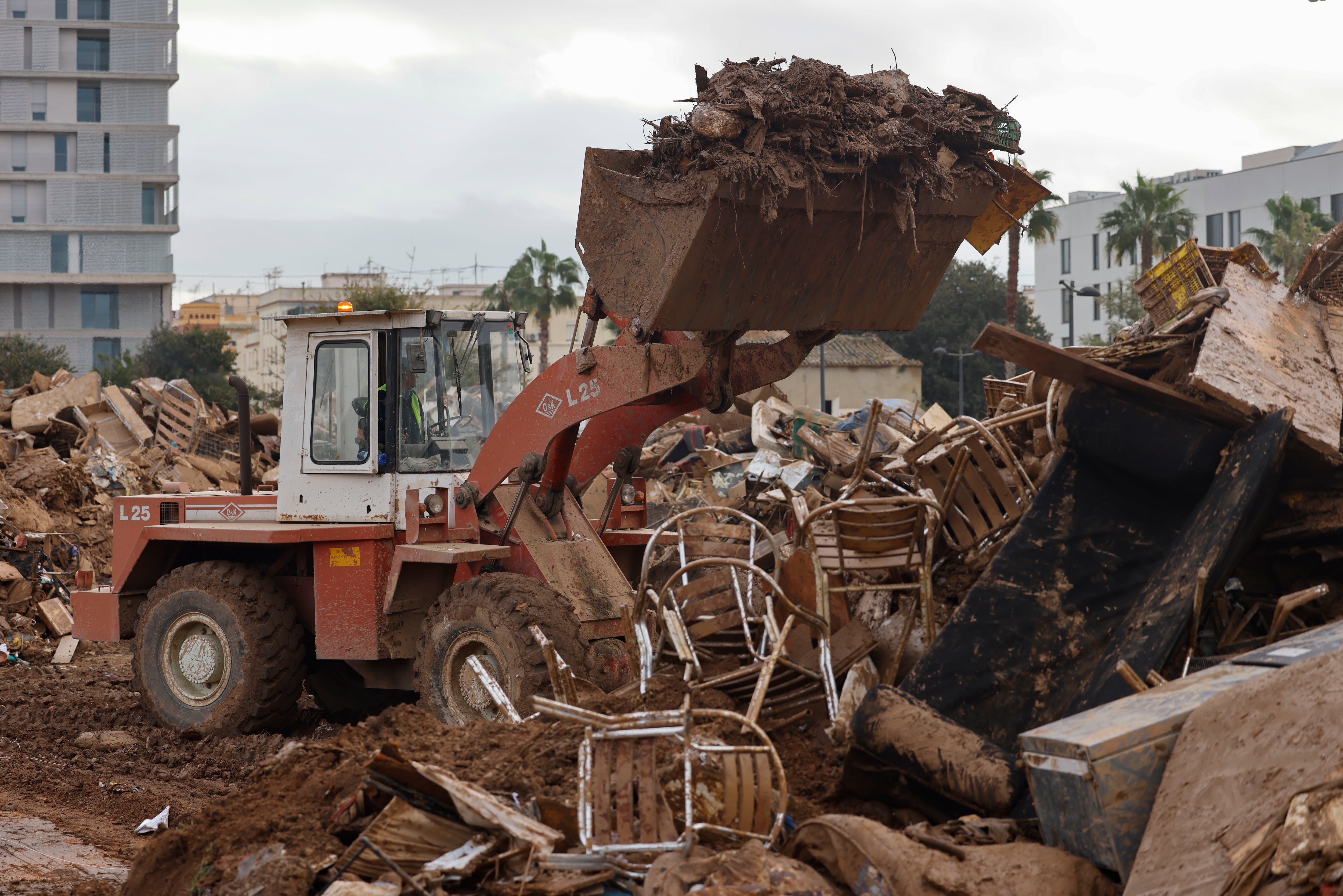 Valencia afronta la amenaza de más lluvia mientras se esfuma la esperanza de encontrar desaparecidos con vida 