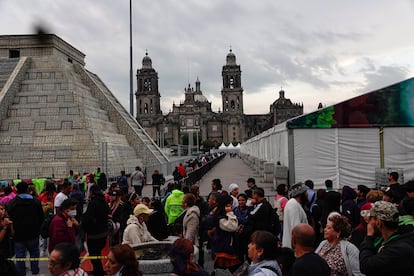 Miles de fieles hacen largas filas en el Zócalo capitalino para ver la reliquia de San Judas Tadeo, en su primera visita al país. 