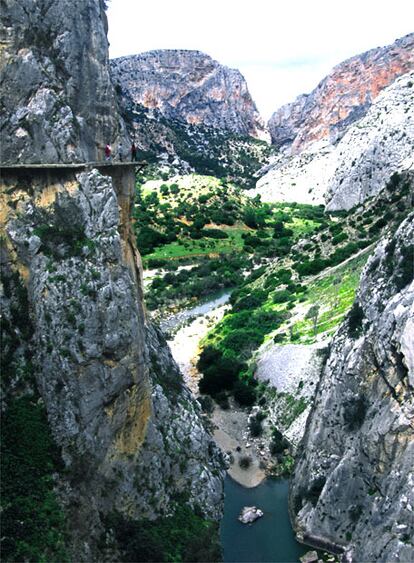 No es un puente sino un paso construido en las paredes del Desfiladero de los Gaitanes en Álora (Málaga) en el que un paso en falso puede ser el último ya que no existe nada a lo que agarrarse.