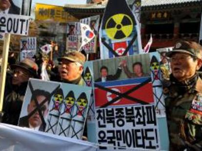 Activistas surcoreanos gritan consignas mientras sujetan pancartas contra el líder norcoreano, Kim Jong-Un, durante una protesta contra el lanzamiento del cohete de largo alcance realizado hoy por Corea del Norte, en Seúl, Corea del Sur, hoy miércoles 12 de diciembre de 2012.