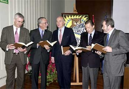 De izquierda a derecha, José Manuel Sánchez Ron, Luis Mateo Díez, Gonzalo Anes, Luis Racionero y Luis Suñén.