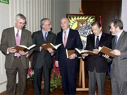De izquierda a derecha, José Manuel Sánchez Ron, Luis Mateo Díez, Gonzalo Anes, Luis Racionero y Luis Suñén.