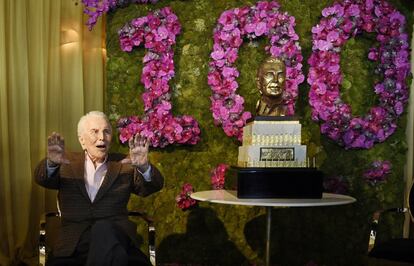 Kirk Douglas, el hijo de emigrantes rusos que llegó a gran estrella de Hollywood, agradece los aplausos de los invitados a su cumpleaños. A pesar de su enorme magnetismo en pantalla, Hollywood solo se lo reconoció con un Oscar honorífico.