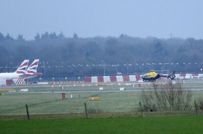 Un helicoptero se prepara para sobrevolar la zona del aeropuerto de Gatwick para inspeccionar las cercanías.