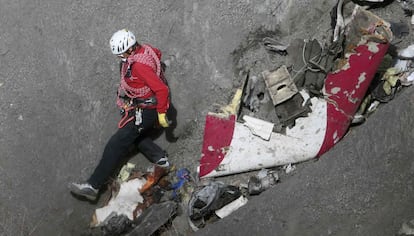 Los servicios de emergencia franceses inspeccionan los restos del avión de Germanwings accidentado en los Alpes en 2015.