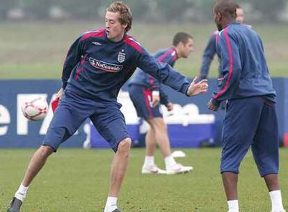 Crouch (de frente), en el entrenamiento de ayer de la selección inglesa.