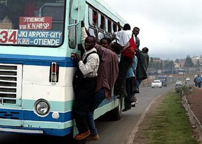 Autobuses repletos de gente en Nairobi, Kenia.