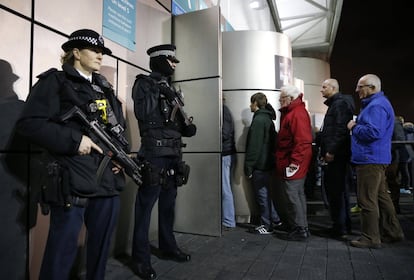 Policías armados vigilan la entrada de los aficionados al estadio de Wembley para el amistoso Inglaterra-Francia
