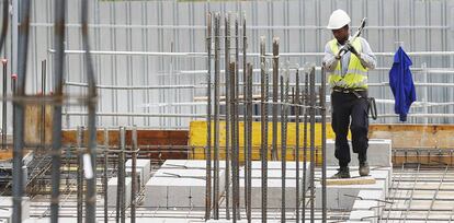 Un trabajador inmigrante en una obra en Madrid.