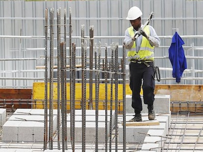 Un trabajador inmigrante en una obra en Madrid.