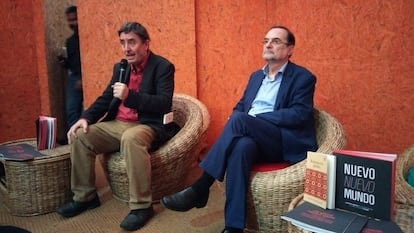 El director del Instituto Cervantes, Luis García Montero, y el director del Cervantes de Nueva Delhi, Óscar Pujol, en la Feria del Libro de Calcuta.