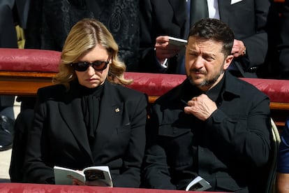 El presidente Zelenski, que este sábado se ha reunido con Trump en Roma, sentado junto a su esposa, Olena Zelenska, durante el funeral.