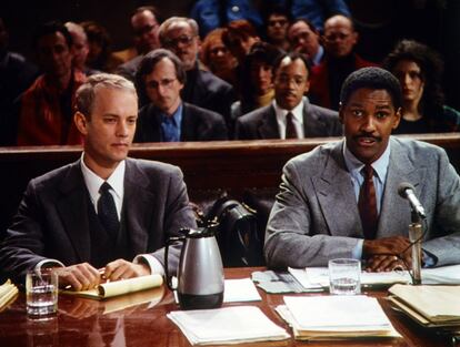 Tom Hanks ganó el Oscar por este drama en el que un joven abogado es despedido por haber contraído el sida. Él demanda al bufete por despido improcedente, pero no le resulta fácil encontrar quien defienda su causa. A Antonio Banderas fue el papel que le hizo popular por primera vez en Hollywood.
