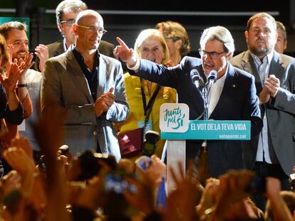Artur Mas, Oriol Junqueras y otros miembros de Junts pel Sí, en la noche electoral de 27 de septiembre de 2015, cuando ambos partidos anunciaron que ponían en marcha su plan para declarar la independencia en 18 meses.