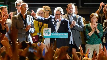 Artur Mas, Oriol Junqueras y otros miembros de Junts pel Sí, en la noche electoral de 27 de septiembre de 2015, cuando ambos partidos anunciaron que ponían en marcha su plan para declarar la independencia en 18 meses.