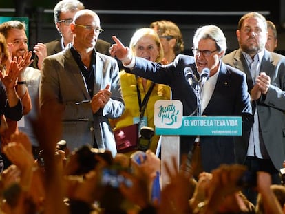 Artur Mas, Oriol Junqueras y otros miembros de Junts pel Sí, en la noche electoral de 27 de septiembre de 2015, cuando ambos partidos anunciaron que ponían en marcha su plan para declarar la independencia en 18 meses.