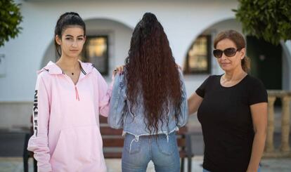 La reina de las fiestas de Otura, en el centro, junto a su hermana y su madre.