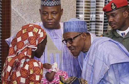 Amina Ali y su hija, este jueves junto al presidente de Nigeria, Muhammadu Buhari, en Abuja.
