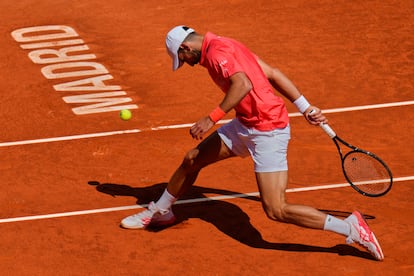 Djokovic, durante el partido contra Arnaldi en la Caja Mágica.