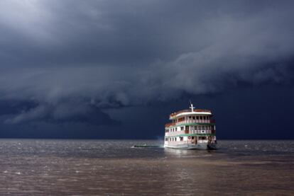 <b>Un tradicional barco de madera navega por el río Negro, afluente del Amazonas.</b>
