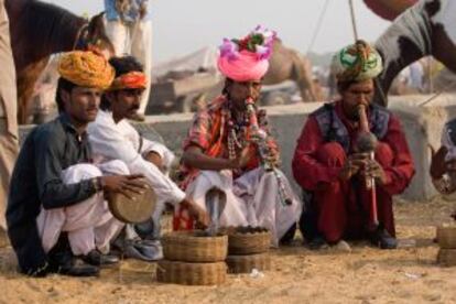 Encantadores de serpientes en la región de Rajastán, en India.