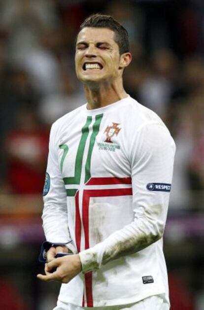 Cristiano Ronaldo lamenta un error durante el partido ante la República Checa en la Eurocopa 2012