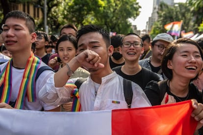Celebraciones en Taiwan tras aprobarse la ley que legaliza el matrimonio entre personas del mismo sexo.