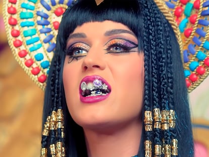 Fundas dentales de Katy Perry, en una captura de YouTube de su videoclip 'Dark Horse'.