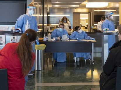 Personal sanitari fan els tràmits d'entrada de pacients prodcedents de l'Hospital Vall d'Hebron, a l'Hotel Melià-Sarrià, a Barcelona.