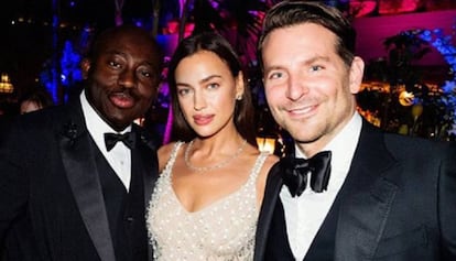 Irina Shayk y Bradley Cooper, junto al editor de la publicación británica de 'Vogue', Edward Enninfuld.