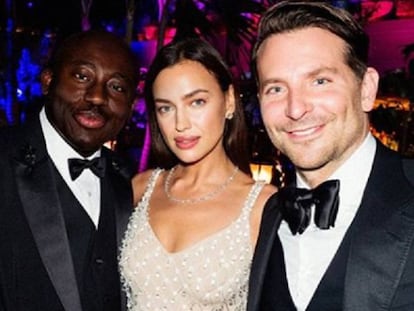 Irina Shayk y Bradley Cooper, junto al editor de la publicación británica de 'Vogue', Edward Enninfuld.