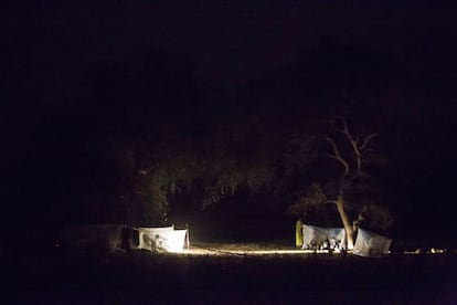 Algunas personas duermen bajo una mosquitera en la clínica de Thaker (Sudán del Sur), el 20 de marzo del año pasado.