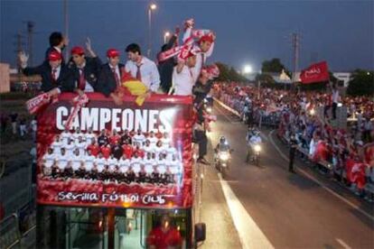 Los jugadores sevillistas, en el autobús que les llevó desde el aeropuerto y les paseó por la capital andaluza.