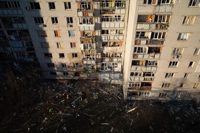 Bloque de apartamentos bombardeado, en la ciudad ucrania de Chernihiv.