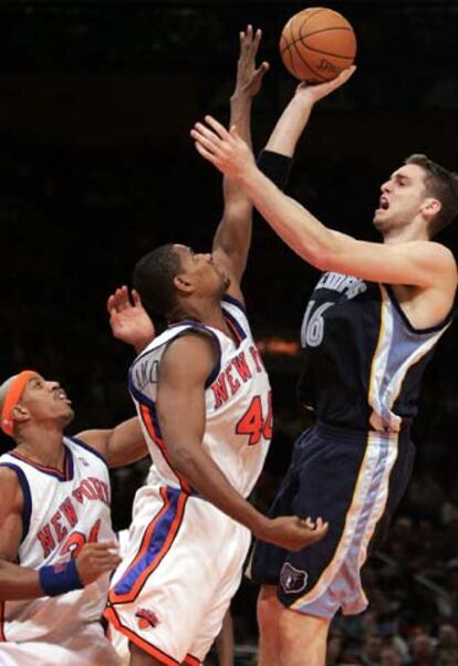 Gasol lanza a canasta con la oposición de los jugadores de los Knicks Kurt Thomas (centro) y Jerome Williams.