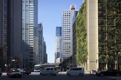 En el corazón del distrito financiero de Chiyoda, la monotonía del acero, el cristal y el hormigón se encuentra de golpe con una ‘anomalía del sistema’ en forma de jardín vertical. Es el Urban Farm, la sede de Pasona Group.