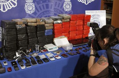Droga, teléfonos móviles, cámaras y otros de la banda de narcotraficantes.